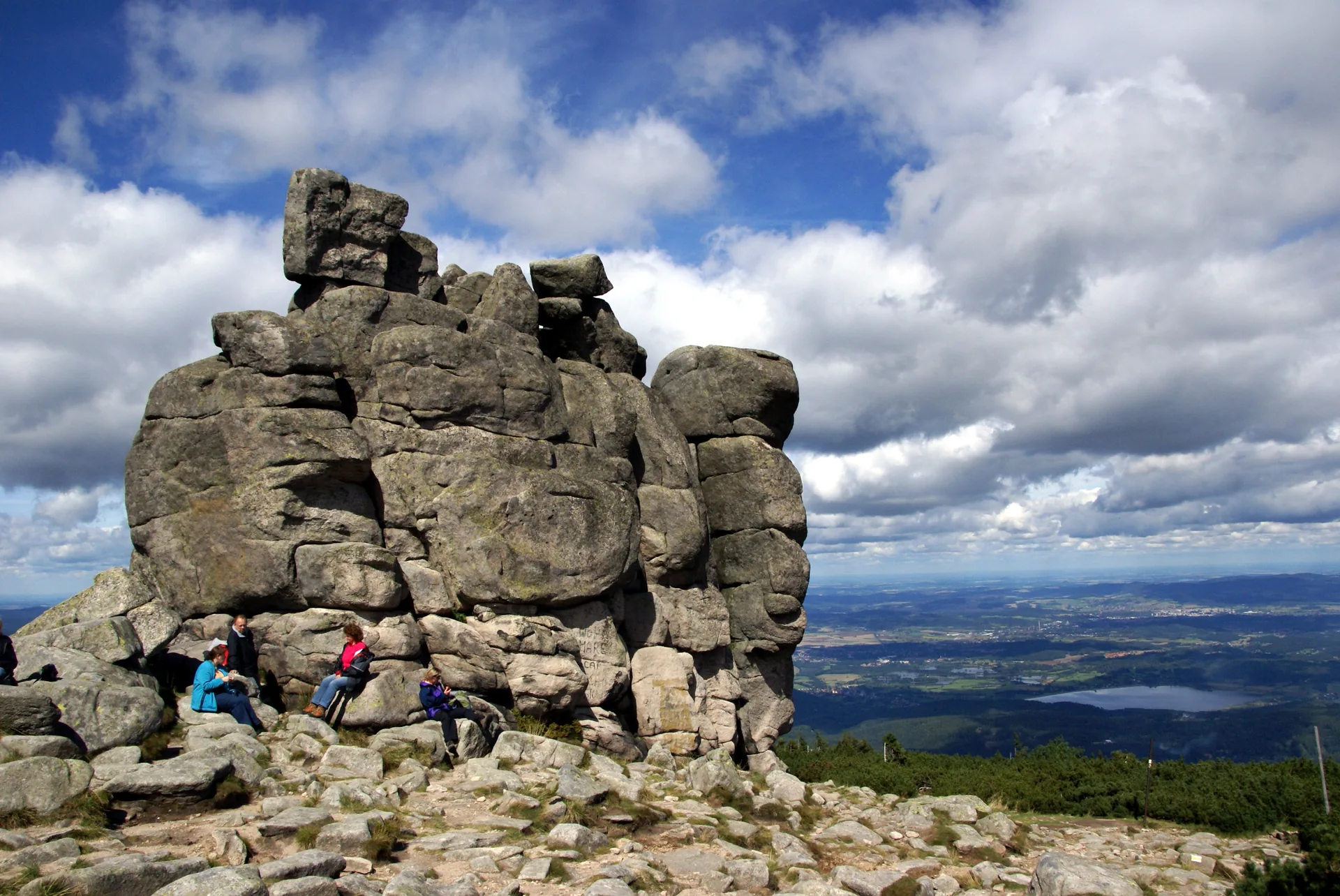 Die Granitfelsen des Słonecznik im Riesengebirge mit Blick ins Tal