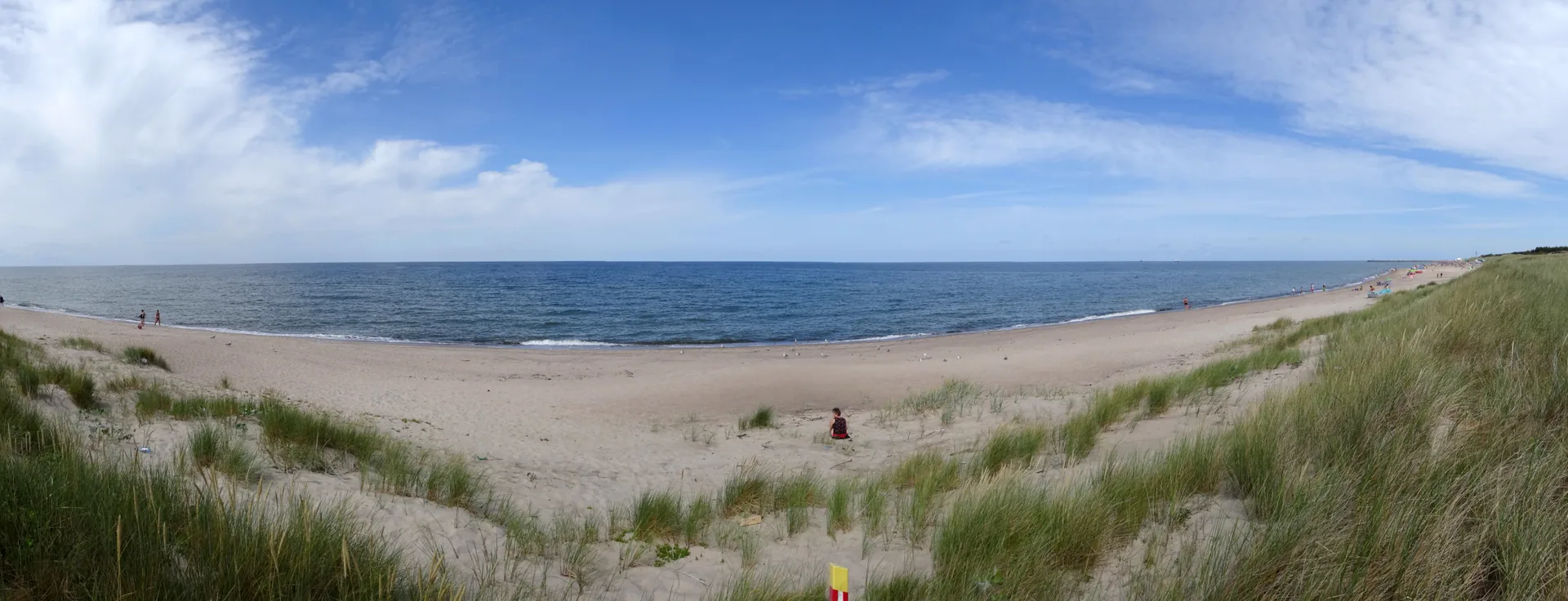Panorama des Ostseestrands von Darłówko mit Dünen und blauem Meer