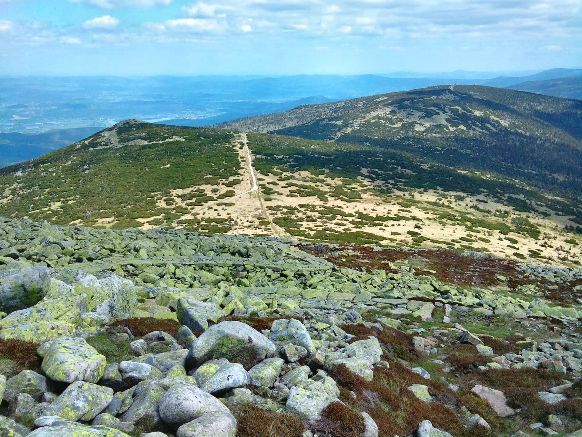Wanderweg und grüne Bergrücken am Śmielec im Riesengebirge
